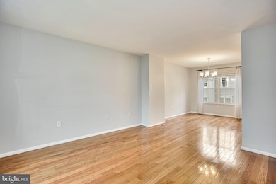 2357 Hunters Square Ct, Reston, VA 20191 - photo 4