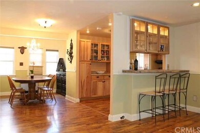 Light bright cheery dining area, gourmet kitchen w