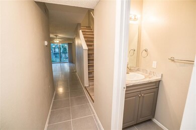 7609 Abbey Ln unit 10, Tampa, FL 33617 - photo 4