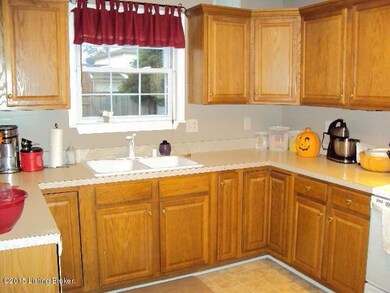 8016 Schroering Dr, Louisville, KY 40291 - photo 7