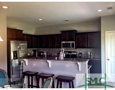 Kitchen. Nice Bar Area