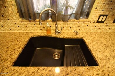 KITCHENSINKBACKSPLASH