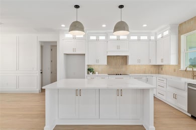 Large Center Island & Quartz Countertops