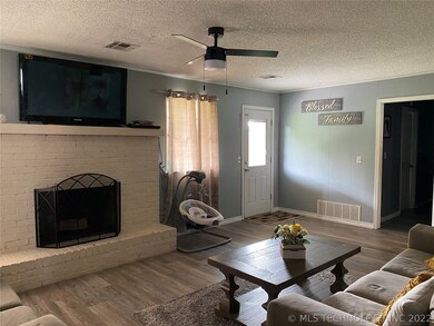 Large living room with fireplace for winter days.