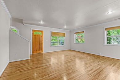 380 Hemlock Ln, Ashland, OR 97520