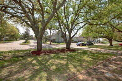 220 E Castle Harbour Dr, Friendswood, TX 77546 - photo 4