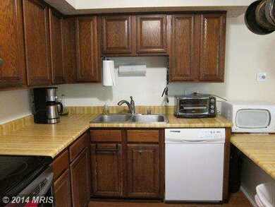 8138 Willowdale Ct, Springfield, VA 22153 - photo 7