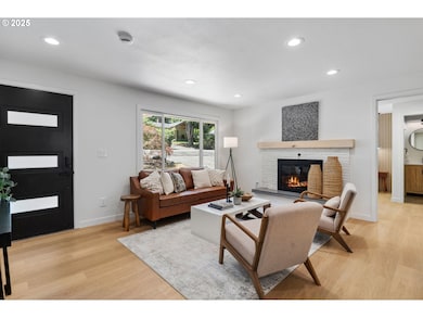 Living Room/Entrance