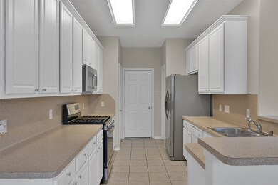 83 N Burberry, the Woodlands, TX 77382 - photo 6