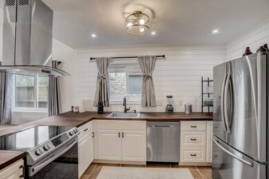 17006 Barcelona Dr, Friendswood, TX 77546 - photo 2