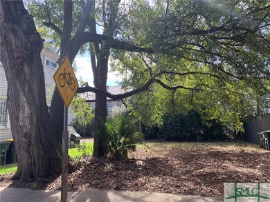 Entry to l-shaped lot from 40th Street.