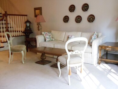 637 RANDALL LIVING ROOM DSC04043