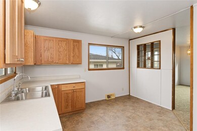 1210 16th St SW, Cedar Rapids, IA 52404 - photo 7