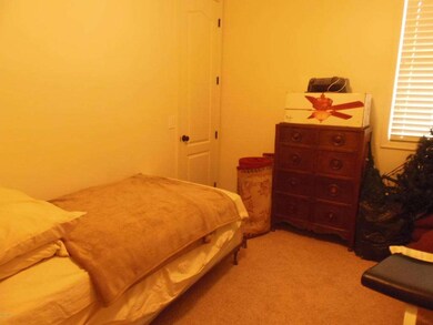 room between living rm and kitchen