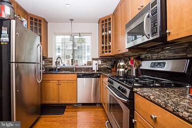 4083 S Four Mile Run Dr unit 304, Arlington, VA 22204 - photo 2