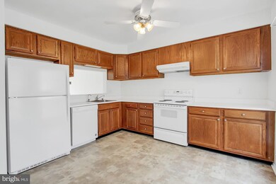 81 Roger Valley Ct, Parkville, MD 21234 - photo 4