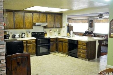 NICE OPEN KITCHEN WITH DOUBLE OVEN STOVE.