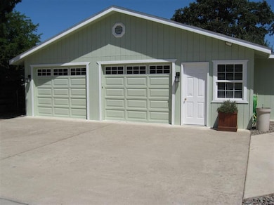 578 N 6th St, Central Point, OR 97502 - photo 3