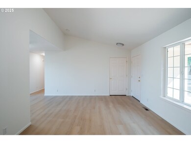 750 Queens Ave, Creswell, OR 97426 - photo 3