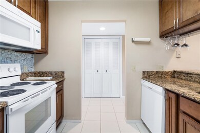 Beautiful kitchen w/ pantry