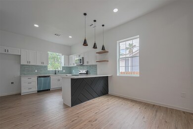 1014 13th St, Galveston, TX 77550 - photo 2