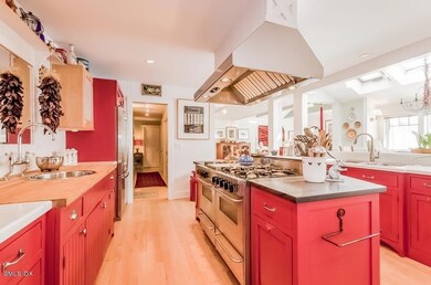 016-Kitchen-830706-mls