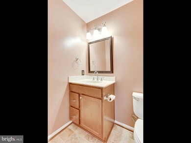 8204 Catbird Cir unit 202, Lorton, VA 22079 - photo 3