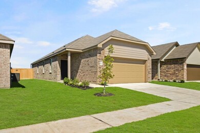 1704 Luke St, Ennis, TX 75119 - photo 2