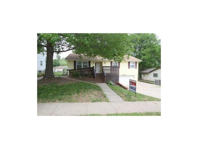 Nice size front porch deck...house and driveways f