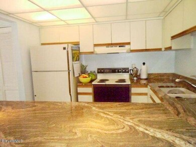 BRIGHT AND OPEN KITCHEN W / GRANITE