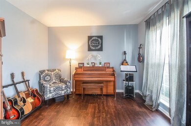 14921 Honey Locust Ct, Woodbridge, VA 22193 - photo 3