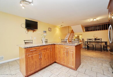 (6) KITCHEN