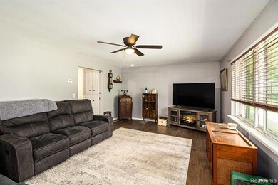 7047 Birchwood Dr, Mount Morris, MI 48458 - photo 6