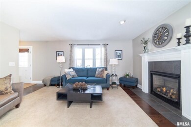 117 W 47th St, Davenport, IA 52806 - photo 2