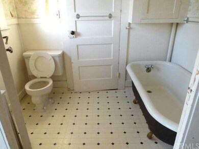 Bathroom w/tub