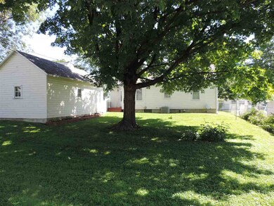 836 Maxwell St, Waterloo, IA 50701 - photo 2