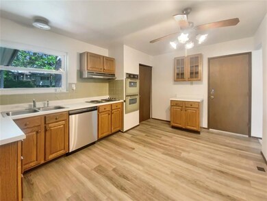 5657 Hidden Cove Ln, Florissant, MO 63034 - photo 6