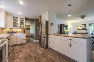 Such a nice look into your dining...