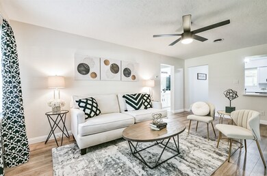 516 E Foley St, Alvin, TX 77511 - photo 4