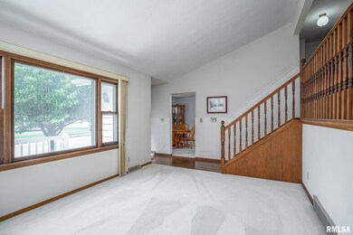 2104 W 38th Place, Davenport, IA 52806 - photo 3