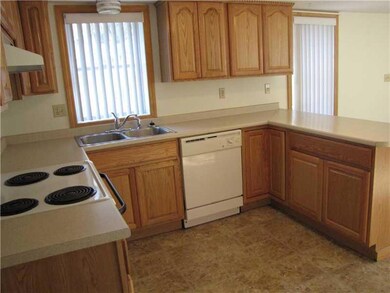 Kitchen. Oak kitchen fully applianced