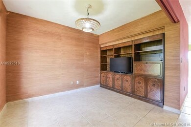 Third bedroom: closet being occupied for entertain