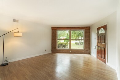 5016 Arrowpoint Dr, Houston, TX 77022 - photo 5