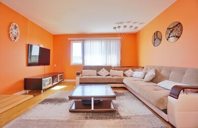 (7) LIVING ROOM