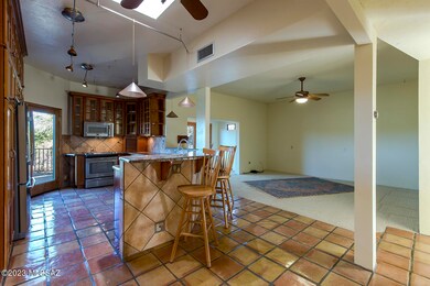 Kitchen breakfast bar