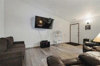 2955 Bowling St SW unit E238, Cedar Rapids, IA 52404 - photo 3