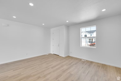 Picture of Model Hemingway, not of current listing.