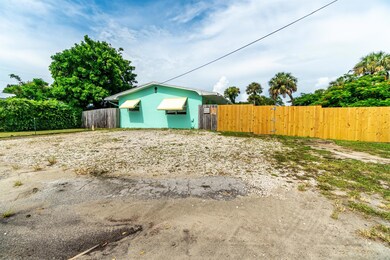 2566 NE Hickory Ave unit A- Efficiency, Jensen Beach, FL 34957 - photo 4