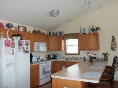 Open kitchen with 4 stool breakfast bar, new appli