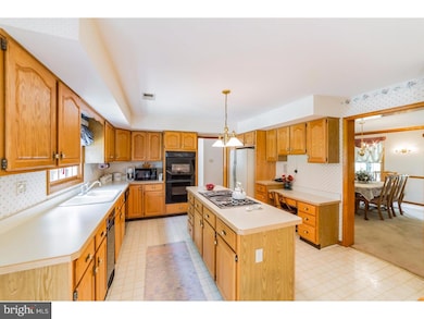 445 Mulberry Ct, Langhorne, PA 19047 - photo 2